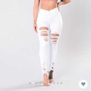 BRAND NEW DISTRESS JEANS